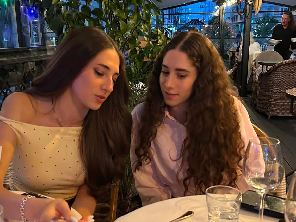 Melina and Natalie, Girls in Beta